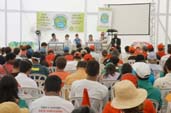 Curitiba, 21-03-06 - Forum Global da Sociedade Civil- Semente suicida. Da esq. para a dir.: Lorenzo Muelas da Colombia, Hope Shand Grupo ETC US, Silvia Ribeiro Campanha Ban Terminator M�xico, Francisca Rodriguez ANAMURI Via Campesin Chule,Paul Nicholson Pa�s Basco Via Campesina e Clement Chipakolo. Africa Biodiversity Network- Pelum Zambia.  Foto Julio Covello-SECS